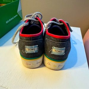 TOMS LIMITED edition 6.5W shoes
